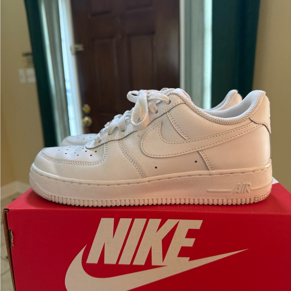 Nike Air Force 1 (AF1) ‘07 sneaker in white - size 8 women - barely worn! - Picture 3 of 6
